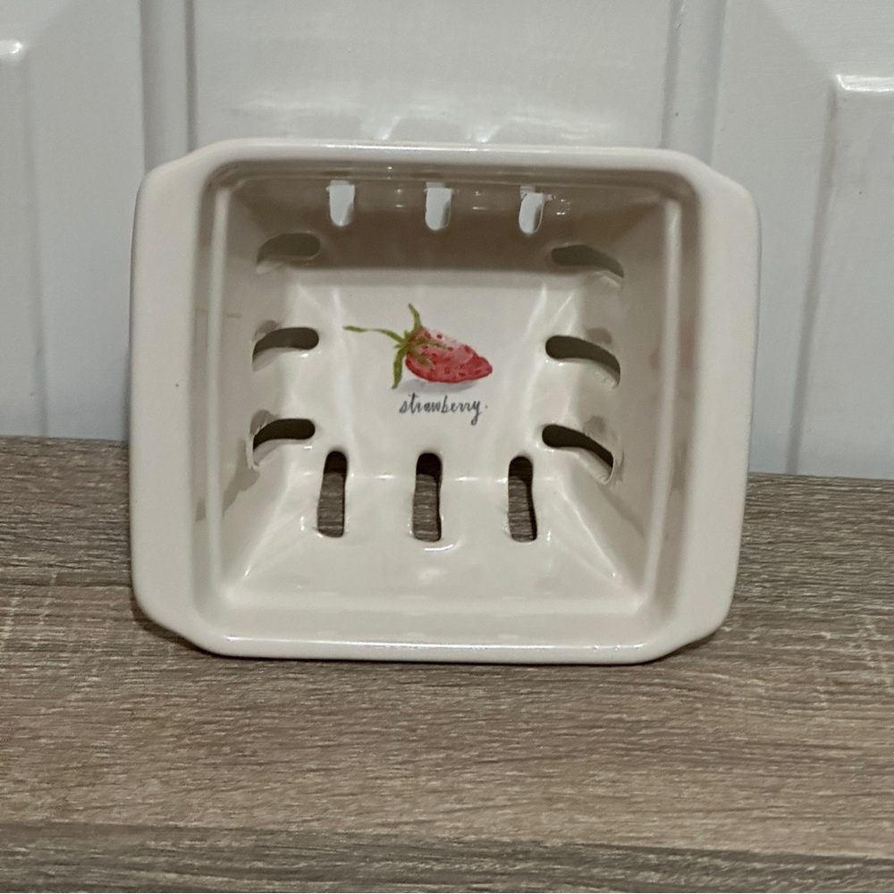 Rae Dunn‎ Artisan Collection Ceramic Fruit Basket Strainer w/ Strawberries